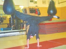 154_Emir_Akbulut_Doppelkick_aus_Handstand