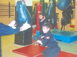 155_Emir_Akbulut_Training_mit_3_Boxsäcken